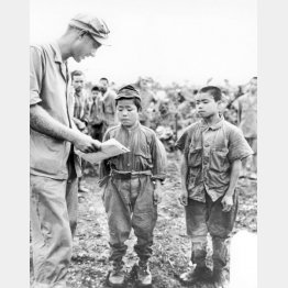 日本人の少年兵と会話しようとする米海兵隊員（C）World History Archive／ニューズコム／共同通信イメージズ