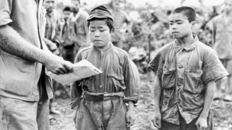 沖縄の高齢者たちは今もクルマや飛行機の音に怯えている