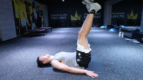 おへそから上の筋肉を畳む動作でたるんだ腹の上部を鍛える