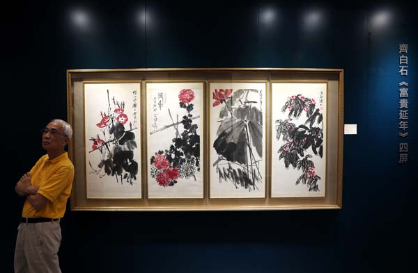 オークションに出された斉白石の四幅対作品「富貴延年」／（Ｃ）新華社／共同通信イメージズ