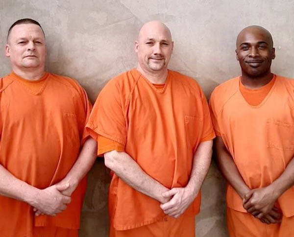 左からミッチェル・スモールズ、ウォルター・ホワイトヘッド、テリー・ラブレス受刑者（グイネット郡保安官事務所のフェイスブックから）