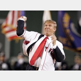 大統領になる以前の2006年にはレッドソックスーヤンキース戦の始球式を務めたことも（Ｃ）ロイター