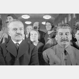 スターリン（右）とモロトフは日本政府を無視してポツダム会議に出かけた（1937年＝（C）Sputnik／共同通信イメージズ）