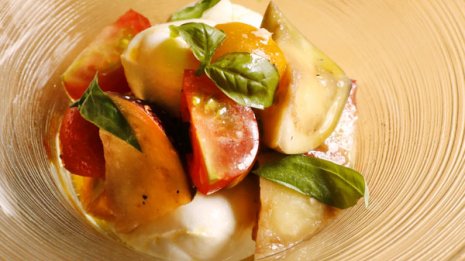 【水ナスのカプレーゼ】梨のような食感と濃厚チーズの調和