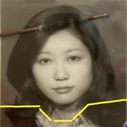 台紙の上部には見えないのに下部にだけ広がる「斜線」の謎