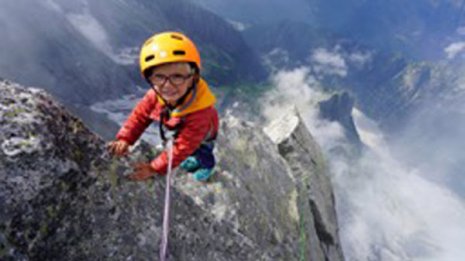 両親の手を借りつつも…3歳児が3308メートルの岩山を登攀