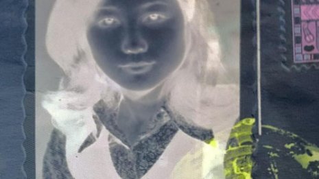 両肩にかかった「髪」への違和感…色が異なり境界も不明瞭