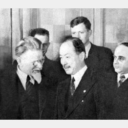 1942年4月7日、信任状をカリーニン・ソ連最高会議長（左）に奉呈した佐藤尚武駐ソ連大使（中央）／（Ｃ）共同通信社
