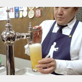 真鍮製サーバーでビールを注ぐ（Ｃ）日刊ゲンダイ