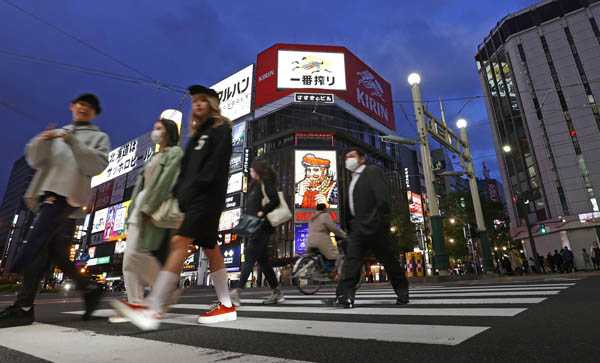 札幌市の繁華街・ススキノの交差点を行き交う人たち（Ｃ）共同通信社