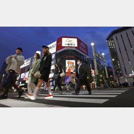 札幌市の繁華街・ススキノの交差点を行き交う人たち（Ｃ）共同通信社