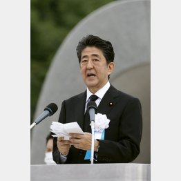 広島平和記念式典に出席する安倍首相（Ｃ）共同通信社