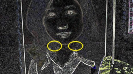 ストロボが当たっているはずなのに“襟の奥”がほぼ見えない