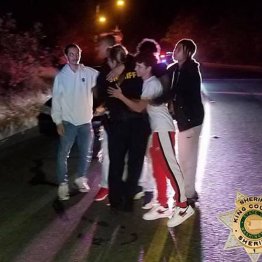 まさに英雄！女性警官を襲った暴漢を取り押さえた少年5人