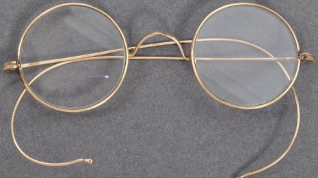 ガンジーの丸眼鏡が競売に…出品者は価値を知らなかった！