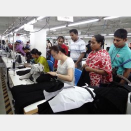 バングラデシュのダッカ工場で縫製指導するのは中国で育てた人材（Ｃ）日刊ゲンダイ