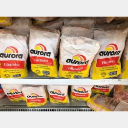 冷凍で感染力をキープ（ブラジル・リオデジャネイロのマーケットに陳列されている冷凍鶏肉「オーロラ」）／（Ｃ）ロイター