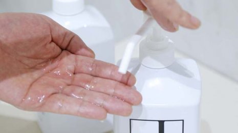 手指の消毒“半プッシュ”は効果減…適量に調整済の落とし穴