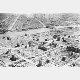 空襲で焼け野原になった東京（1945年）／（Ｃ）共同通信社