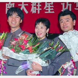左から大森隆志、原由子、桑田佳祐（1992年7月の北京公演）／（Ｃ）共同通信社