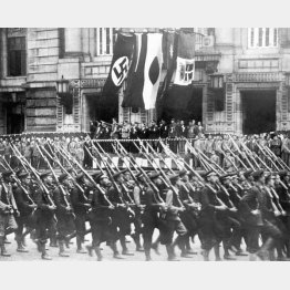 ドイツ大使、イタリア大使の前で行進する日本の兵学校の学生たち（1940年＝Underwood Archive／Universal Images Group／共同通信イメージズ）