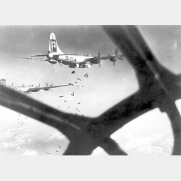 昭和20年の空襲で爆撃中のB29（Ｃ）大分合同新聞社／共同通信イメージズ