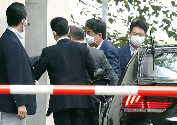 24日午前、慶応大病院に入る安倍首相（Ｃ）日刊ゲンダイ