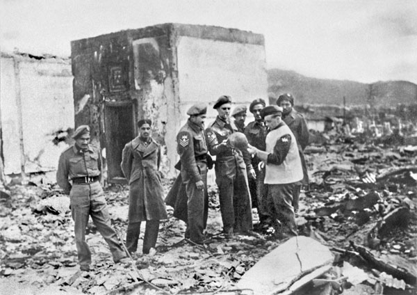広島市の焼け跡で記念に瓦の破片や鉄片などを持ち帰る進駐軍兵士たち（1946年3月）／（Ｃ）共同通信社