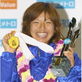 2007年第1回東京マラソン、初マラソンで優勝し表彰式で笑顔を見せる新谷仁美（Ｃ）共同通信社