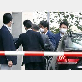 24日、朝10時に慶大病院へ訪れた安倍首相（Ｃ）日刊ゲンダイ