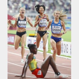 狙うは国際大会でのメダル（2019年世界陸上女子1万メートルで、11位でゴールする新谷仁美＝中央）／（Ｃ）共同通信社