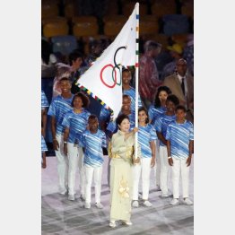 2016年リオ五輪閉会式、五輪旗を振る小池百合子都知事（Ｃ）日刊ゲンダイ