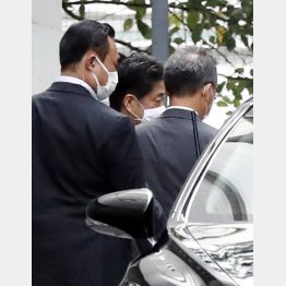 24日、慶応大病院での診察を終え、車に乗り込む安倍晋三首相（Ｃ）日刊ゲンダイ