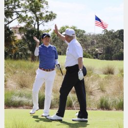 フロリダでゴルフを楽しむ安倍首相とトランプ大統領（内閣広報室提供・共同）