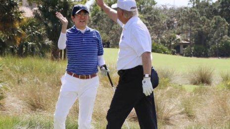 金髪薄毛が“シンゾーは脅かせばどうにでもなる”とウインク