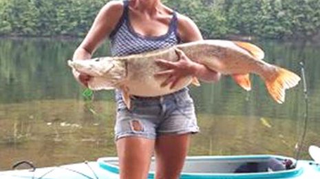 最高の家族の思い出!超大物パイクを釣った女性が話題に