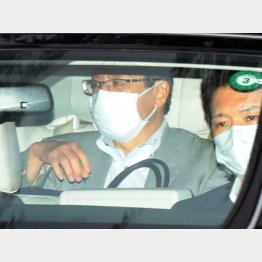 慶大病院へも付き添った今井首相補佐官(C)日刊ゲンダイ