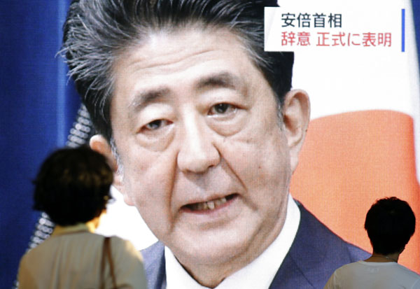 安倍首相の辞意を伝える大阪・梅田のモニター（Ｃ）共同通信社 