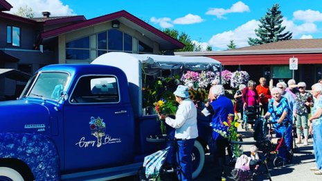 「思い思いの花束作って」トラック一杯の花を高齢者に贈る