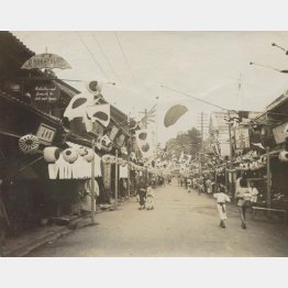 1920年代の横浜・元町の街並み。洋傘や「NAKATSUBO」、傘屋、「牛肉」の文字が見える（C)イマジンネット画廊所蔵／共同通信イメージズ