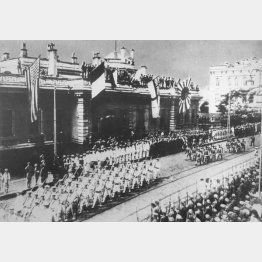 シベリア出兵でウラジオストク市街を行進する日本軍（1918年8月）／（Ｃ）共同通信社