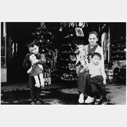 三ノ輪の実家「にんべんや履物店」の前で、母と孫たち（1967年撮影）／（提供写真）