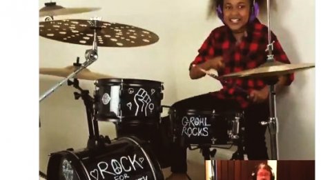 英国の天才音楽少女がデイヴ・グロールとドラムバトル!