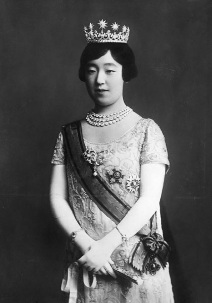 正装した香淳皇后・良子（昭和天皇の皇后＝御大典を前に配布された写真。1928年、宮内庁提供）