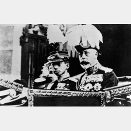 昭和天皇が渡欧の際、英国王のジョージ５世（右）と（大正10年 皇太子時代）／（Ｃ）共同通信社