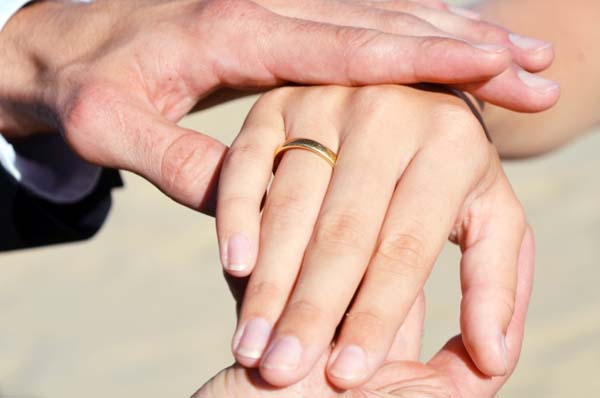 37年前に紛失した結婚指輪が…結婚40周年目に見つかった！｜日刊