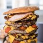 完食挑戦者求む！通常のハンバーガー56個分の巨大バーガー