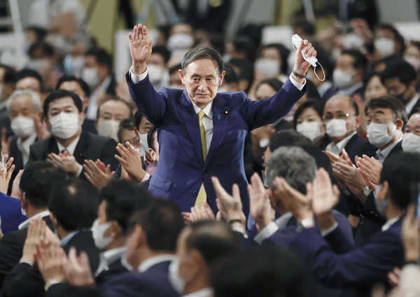 自民党の新総裁に選出され、拍手に応える菅官房長官（Ｃ）共同通信社