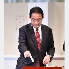 14日、自民党総裁を決める両院議員総会で投票する岸田文雄政調会長（Ｃ）JMPA