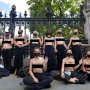 地球温暖化防止のため…英の環境保護団体が上半身裸で抗議